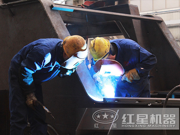 流動碎沙機生產(chǎn)車間 流動碎沙機生產(chǎn)車間