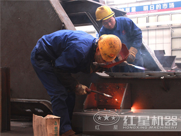 移動(dòng)制砂機(jī)生產(chǎn)車(chē)間