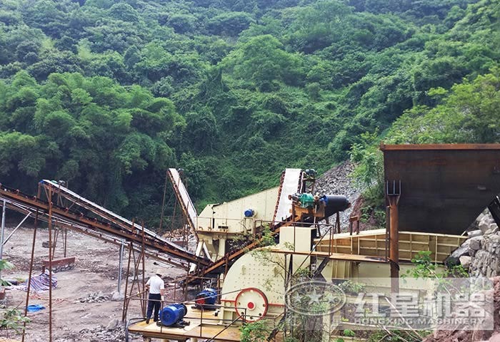 大型重錘式碎石制砂機(jī)工作現(xiàn)場(chǎng) 大型重錘式碎石制砂機(jī)工作現(xiàn)場(chǎng)