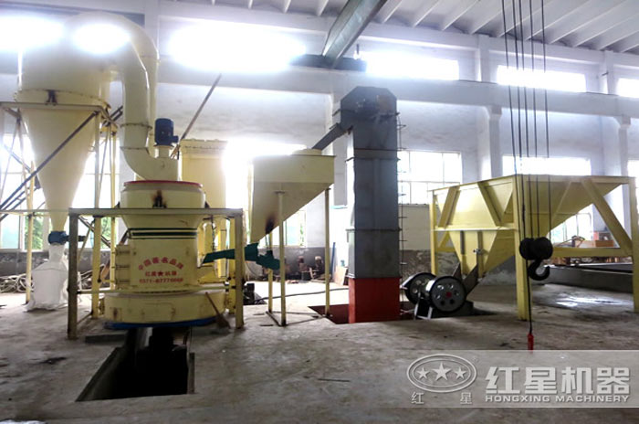 重晶石磨粉現(xiàn)場(chǎng) 重晶石磨粉現(xiàn)場(chǎng)