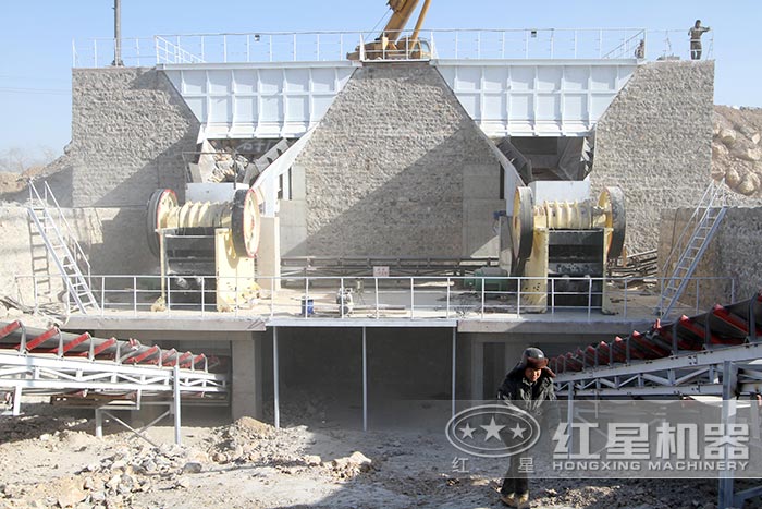 時產300噸大型鄂式碎石機現(xiàn)場