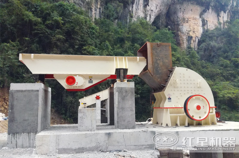 錘式破碎機現(xiàn)場 錘式破碎機現(xiàn)場