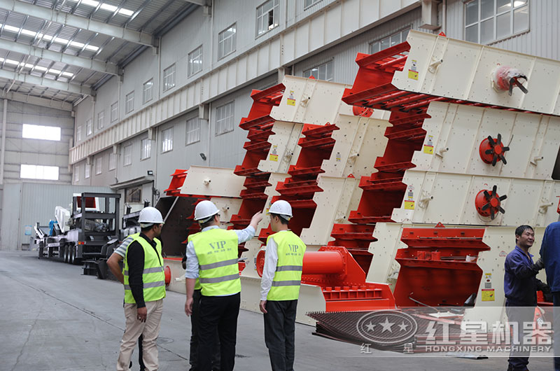 印度用戶來紅星廠區(qū)考察圓振動(dòng)篩 印度用戶來紅星廠區(qū)考察圓振動(dòng)篩