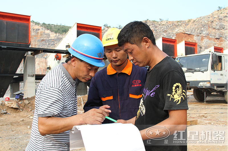 技術師傅在施工現(xiàn)場指導培訓操作人員 技術師傅在施工現(xiàn)場指導培訓操作人員