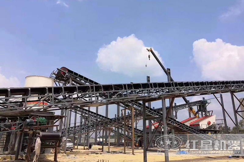 金礦破碎、篩分生產(chǎn)現(xiàn)場