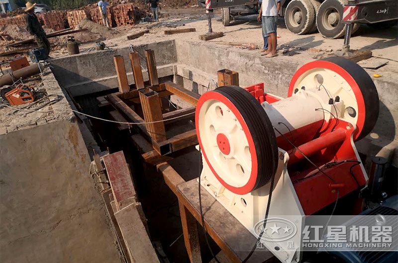 顎式破碎機(jī)安裝現(xiàn)場(chǎng) 顎式破碎機(jī)安裝現(xiàn)場(chǎng)