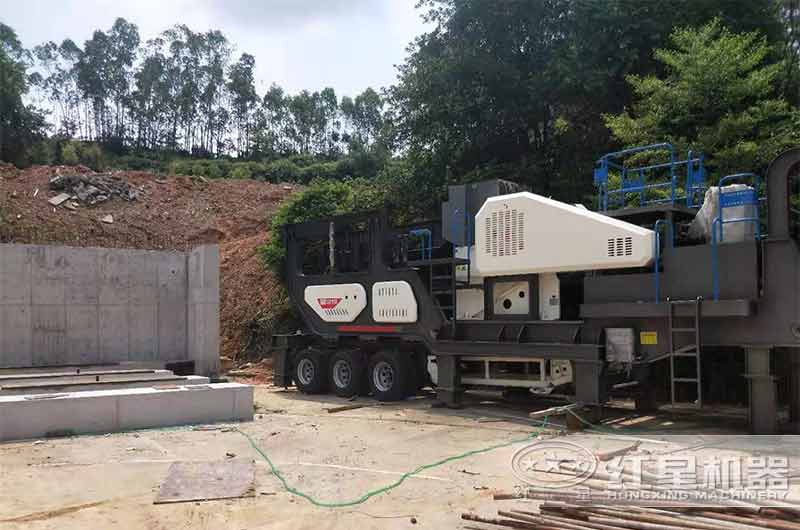 輪胎移動(dòng)式粉碎機(jī)現(xiàn)場(chǎng)實(shí)拍 輪胎移動(dòng)式粉碎機(jī)現(xiàn)場(chǎng)實(shí)拍