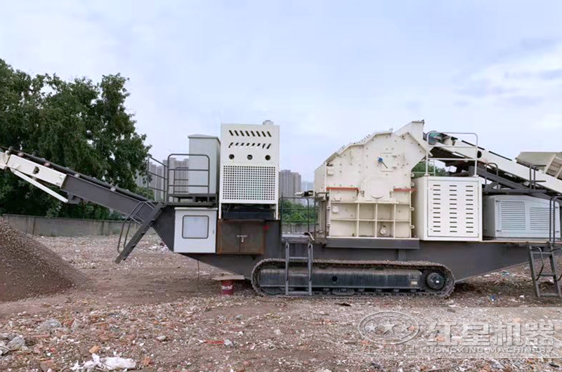 移動(dòng)式液壓開箱制砂機(jī)作業(yè)現(xiàn)場(chǎng) 移動(dòng)式液壓開箱制砂機(jī)作業(yè)現(xiàn)場(chǎng)