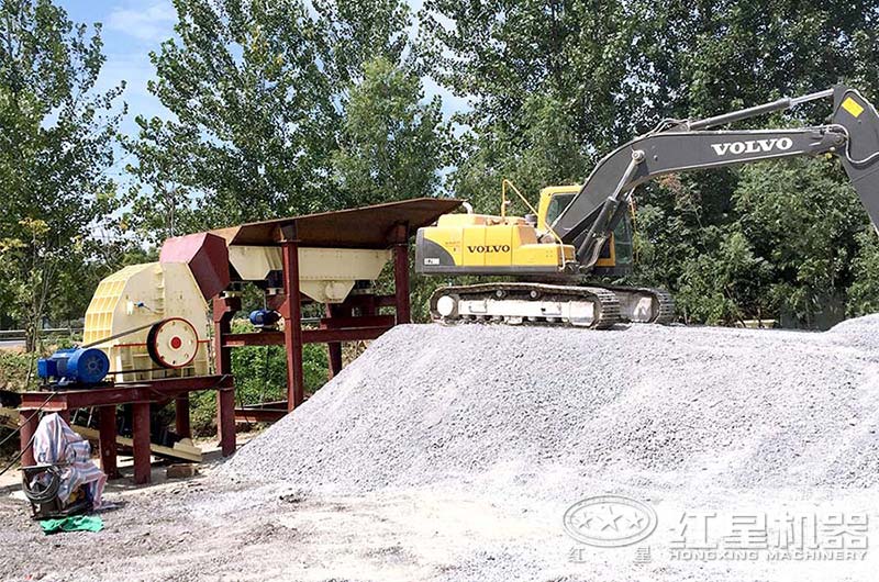 錘式破碎機(jī)現(xiàn)場實(shí)拍 錘式破碎機(jī)現(xiàn)場實(shí)拍