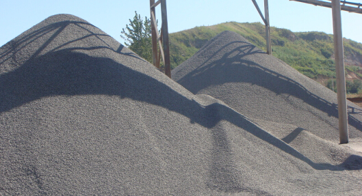 時產(chǎn)50噸對輥式制砂機(jī)工作視頻放送，多角度了解設(shè)備生產(chǎn)