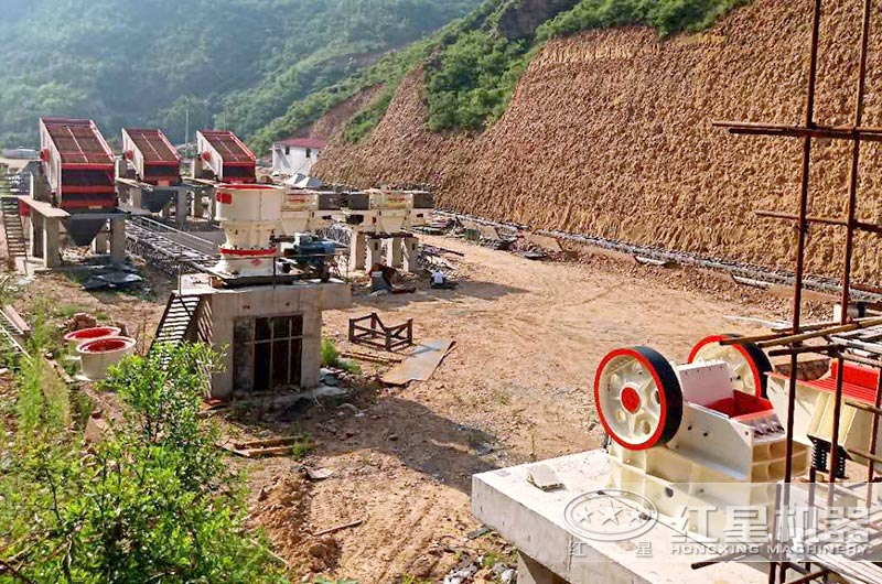 沙廠生產(chǎn)線安裝安裝中，石料粉碎設(shè)備有鄂破、圓錐破和制砂機(jī)