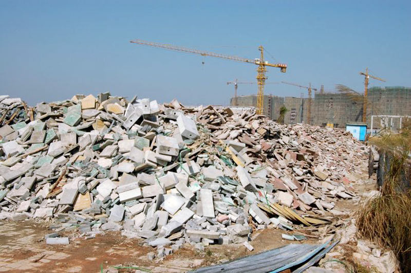 拆遷房子的廢料不要亂扔！試試用移動破碎機(jī)資源再利用