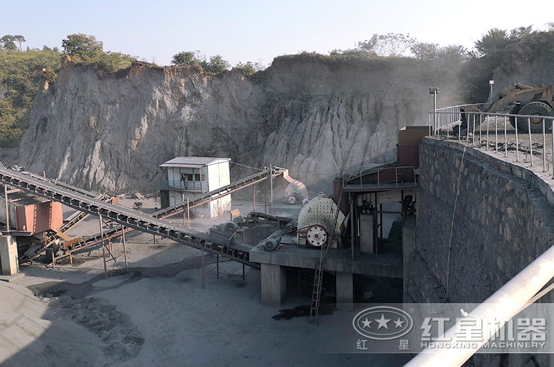 1214重錘破生產(chǎn)現(xiàn)場(chǎng)，破碎煤矸石