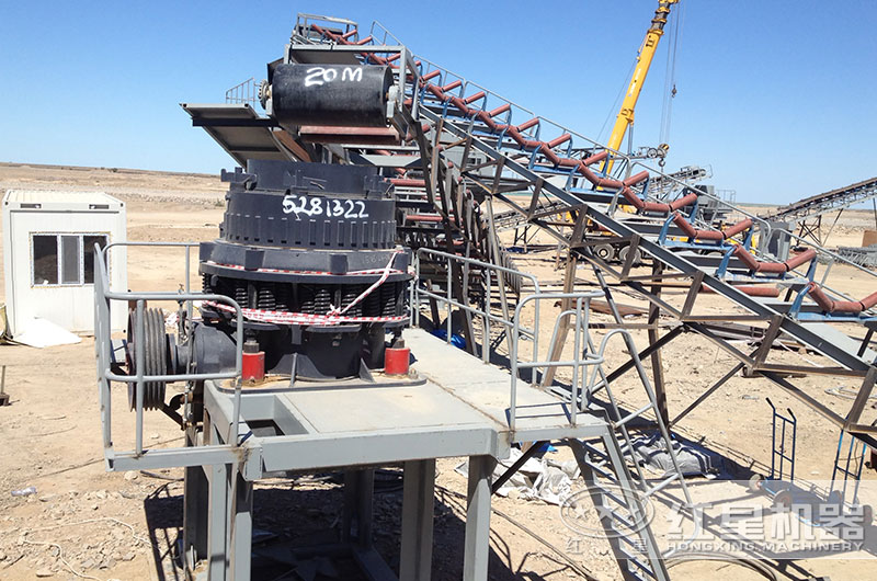 花崗巖破碎生產(chǎn)線一角，圓錐破碎機(jī)