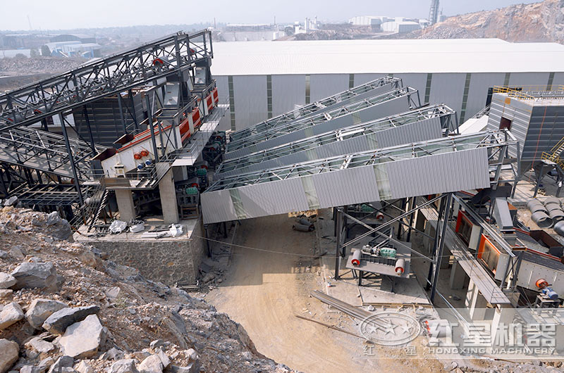 加工碎石料現(xiàn)場(chǎng)，符合環(huán)保標(biāo)準(zhǔn)