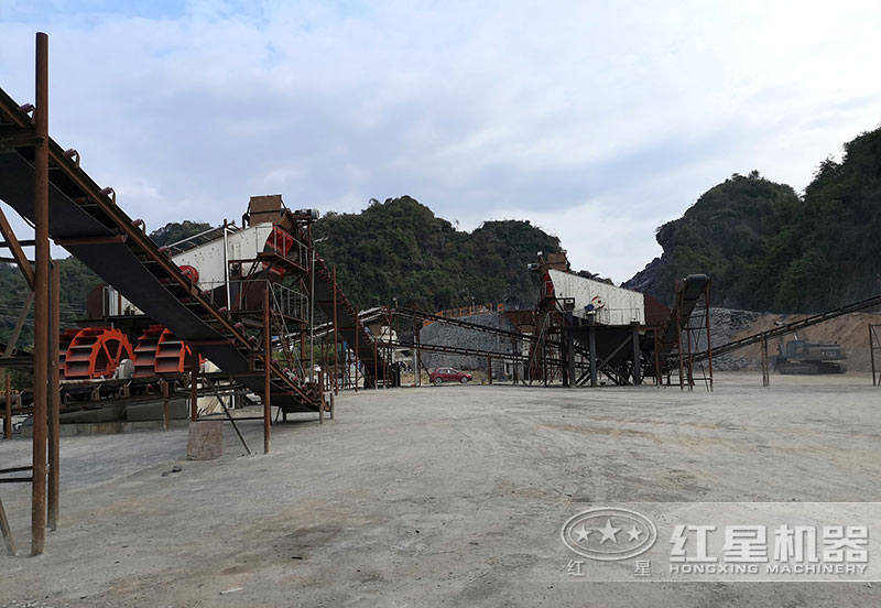 方案三配置現(xiàn)場(chǎng)：破碎機(jī)+制砂機(jī)+洗砂機(jī)，費(fèi)用80萬(wàn)以上