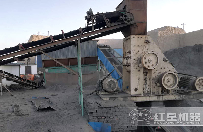 雙擊無篩底粉碎機(jī)處理煤矸石作業(yè)現(xiàn)場(chǎng) 雙擊無篩底粉碎機(jī)處理煤矸石作業(yè)現(xiàn)場(chǎng)