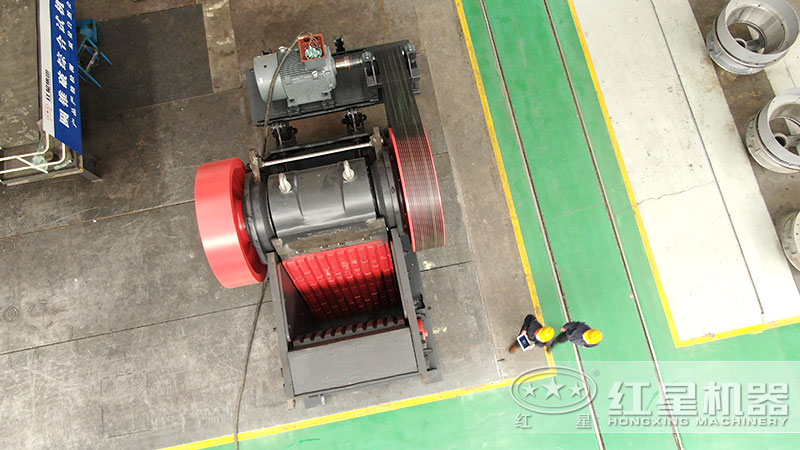 顎式破碎機進料口大且深，車間實拍