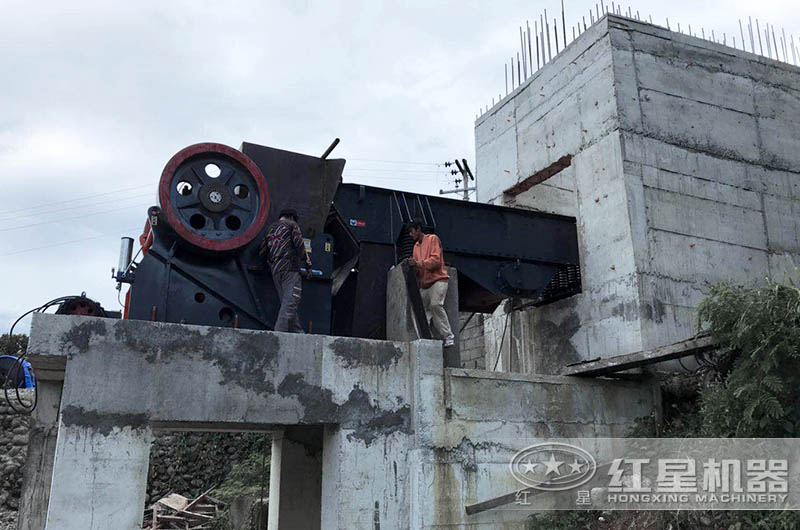 大型鱷式碎石機(jī)設(shè)備不同、型號(hào)不同、報(bào)價(jià)不同