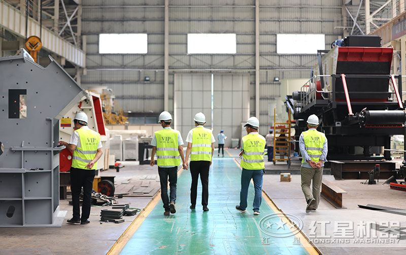 紅星機(jī)器粉石頭沙的粉碎機(jī)車間現(xiàn)貨，客戶考察